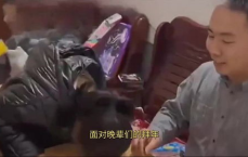 舅舅发压岁钱 500块花出了5万的气场