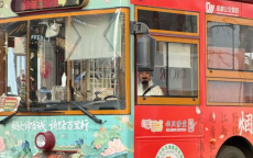 成都街头：杜甫变身公交司机，诗意穿梭城市角落