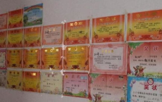 骗术败露，家中奖状墙见证儿子昔日荣耀