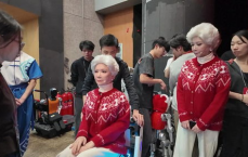 春晚版熊猫惊艳亮相，拍出近6万高价，成为收藏界新宠